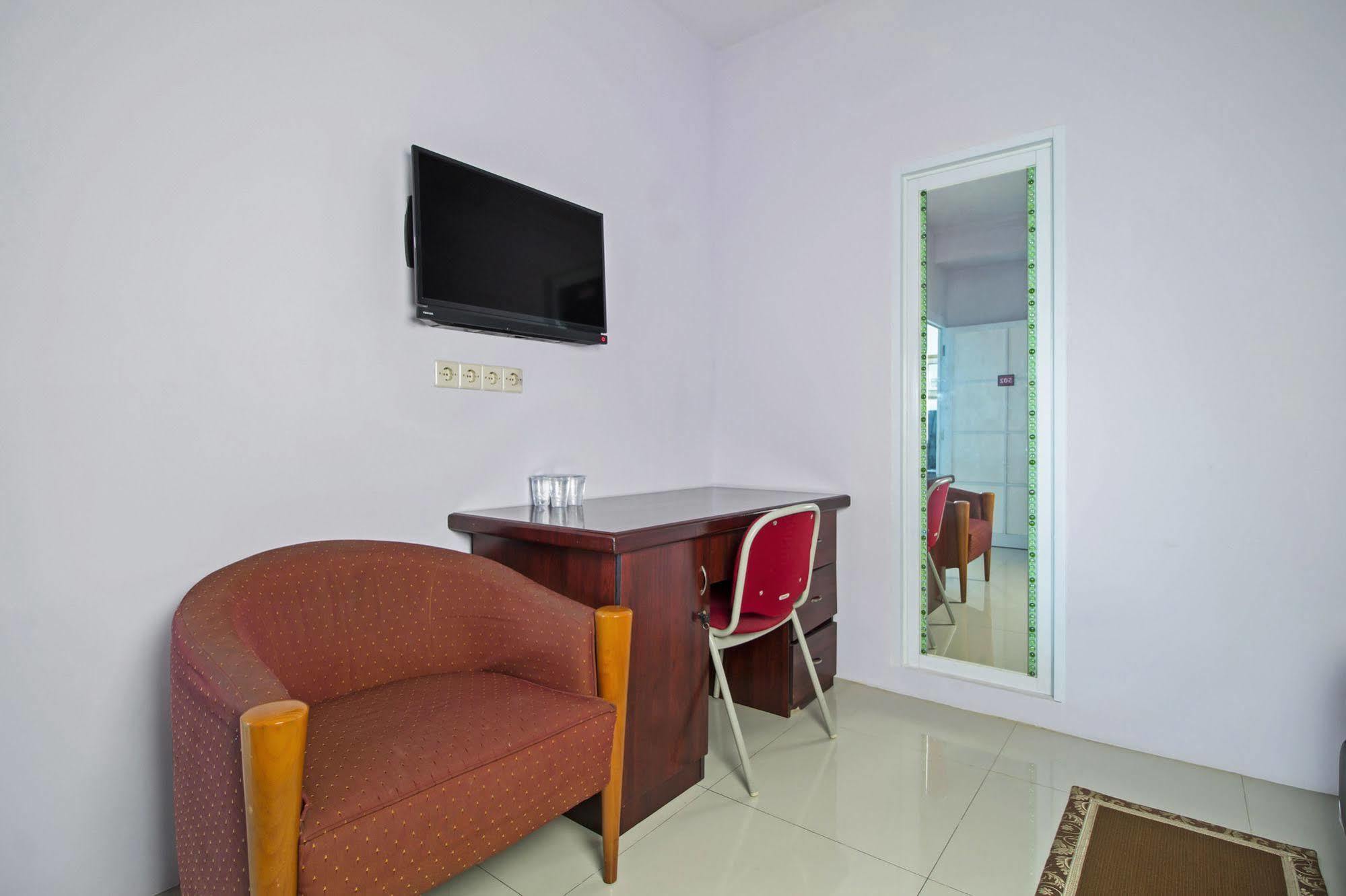 Reddoorz Plus @ Guntur Raya Setiabudi Джакарта Экстерьер фото
