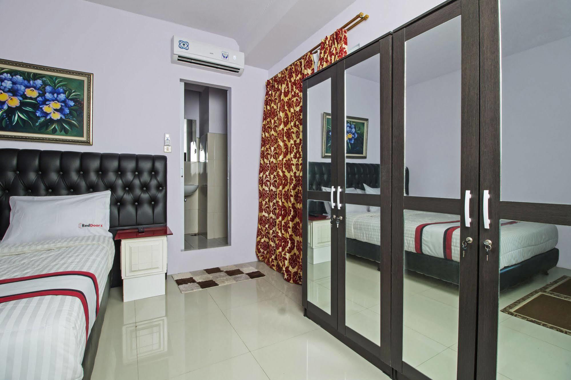 Reddoorz Plus @ Guntur Raya Setiabudi Джакарта Экстерьер фото